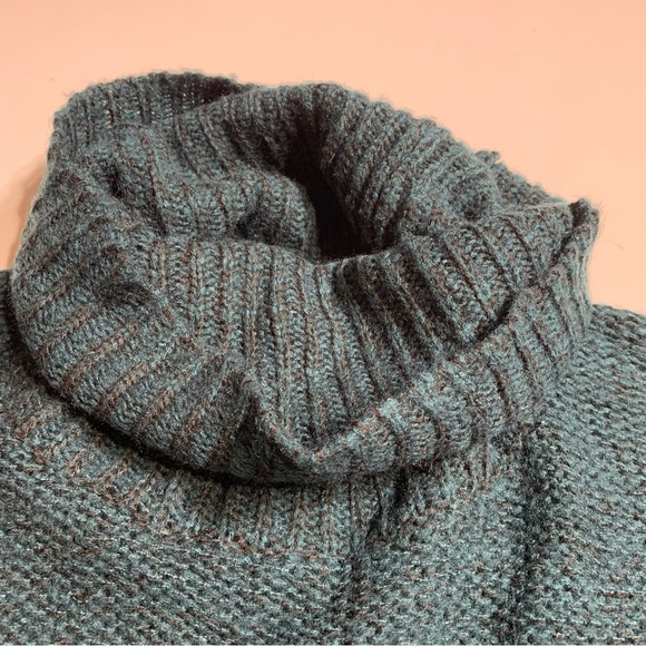 Romeo & Juliette L turtleneck poncho sweater - Picture 4 of 6